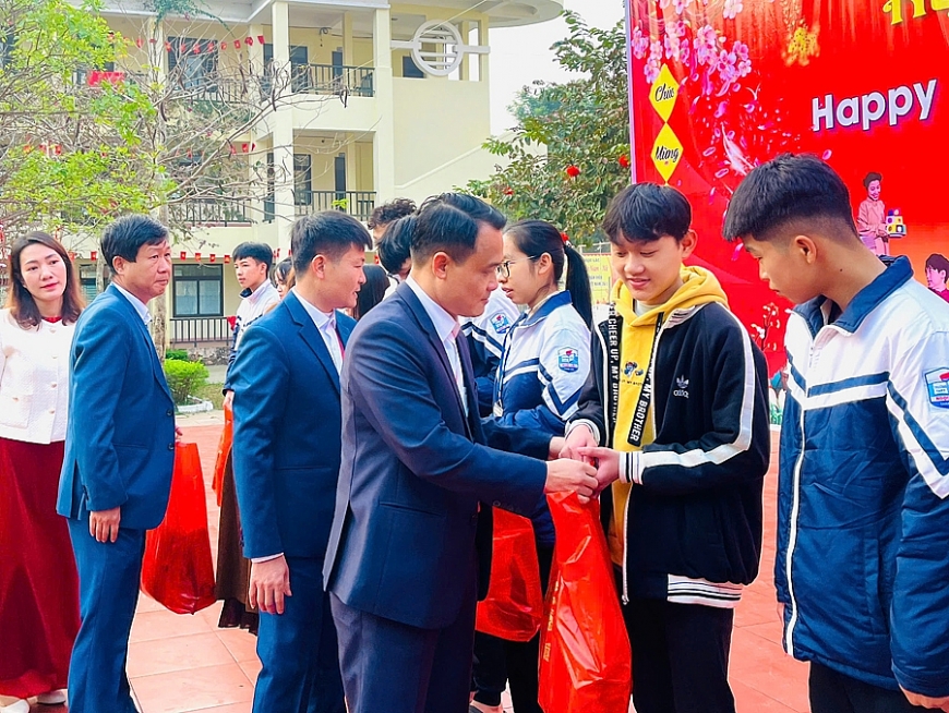 Trường miền núi xứ Thanh gói bánh chưng, tặng quà cho trò nghèo dịp Tết