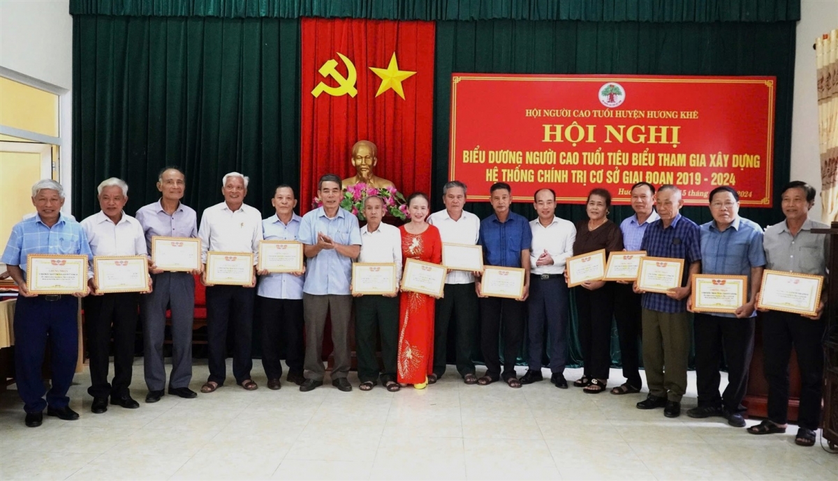 Tặng Giấy khen tôn vinh NCT huyện Hương Khê tham gia xây dựng hệ thống chính trị cơ sở giai đoạn 2019-2024