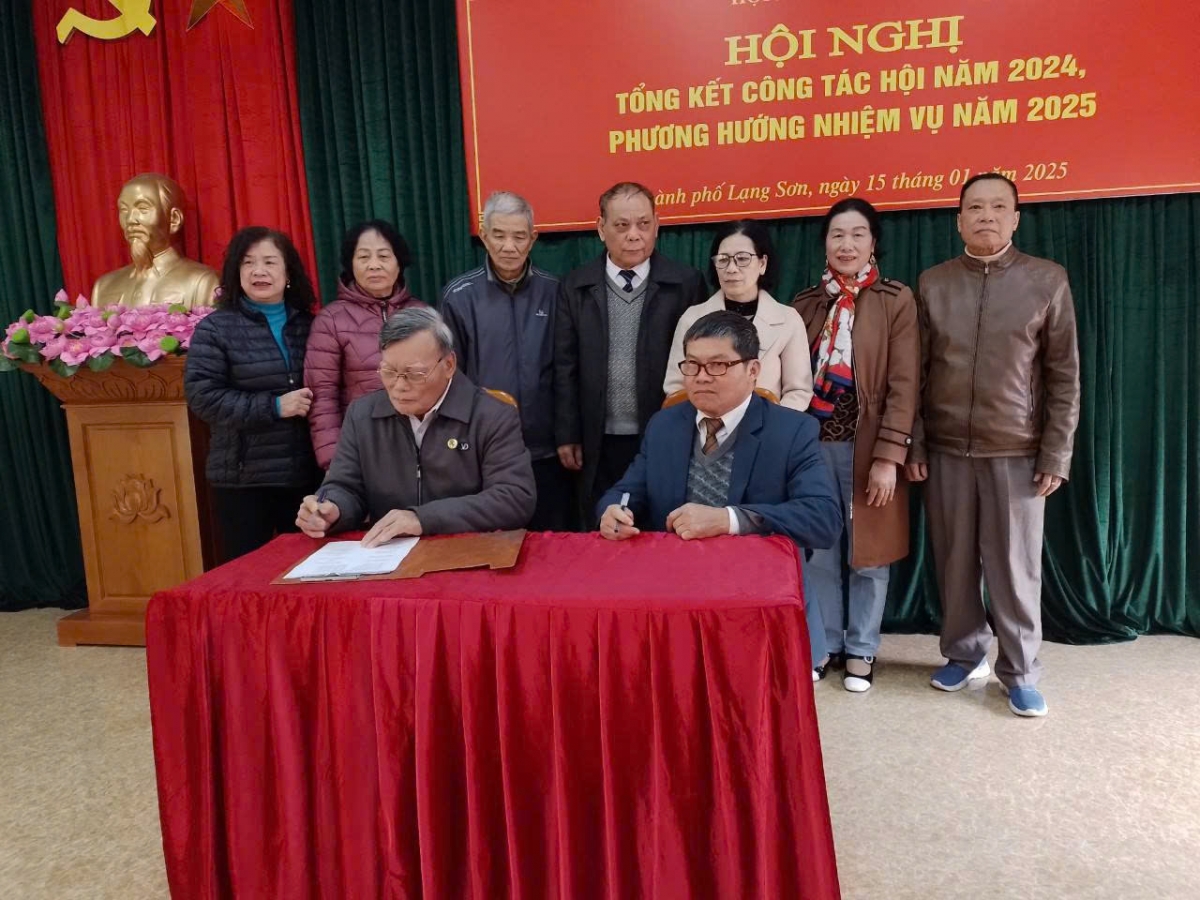 Hội NCT các phường, xã kí kết giao ước thi đua năm 2025
