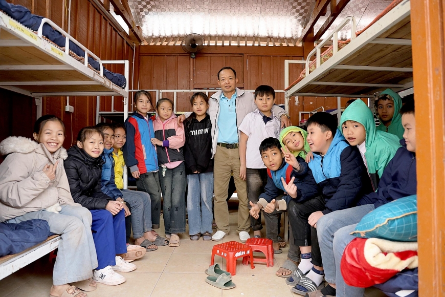 Thầy Trần Đình Thông cùng học sinh vui mừng trong ngày khởi công công trình nhà ký túc xá