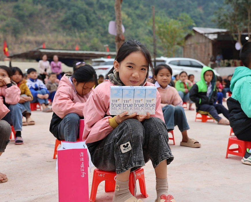 Nhân dịp này, Quỹ Vì Tầm Vóc Việt trao tặng 1.968 ly sữa TH true Milk cho học sinh toàn trường