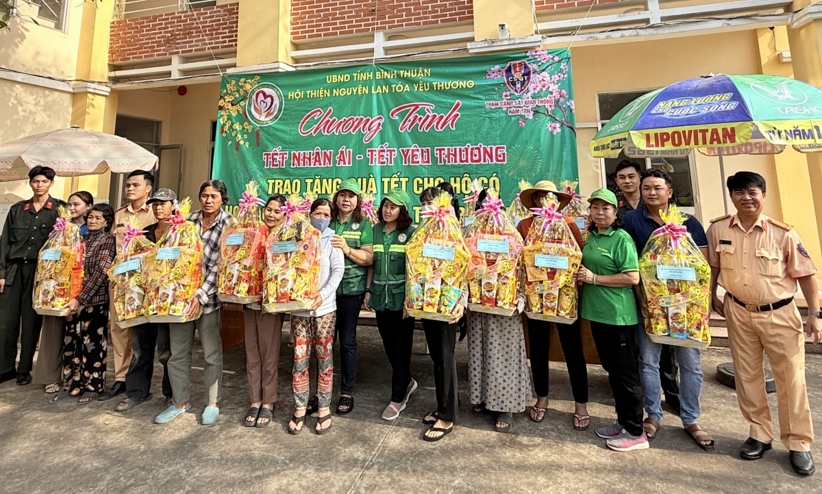 Bình Thuận: Ấm áp trao quà cho người dân đi đường về quê ăn Tết