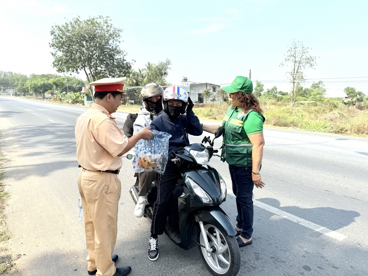 Bình Thuận: Ấm áp trao quà cho người dân đi đường về quê ăn Tết