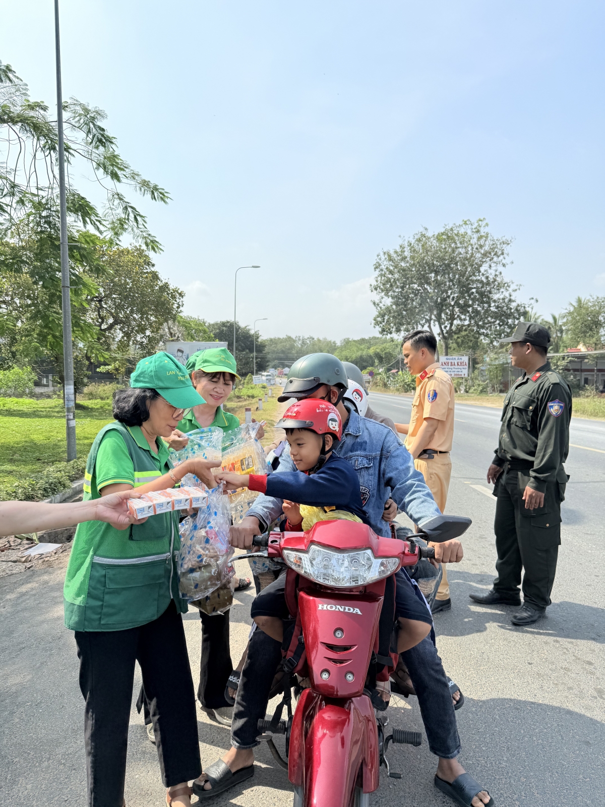 Bình Thuận: Ấm áp trao quà cho người dân đi đường về quê ăn Tết