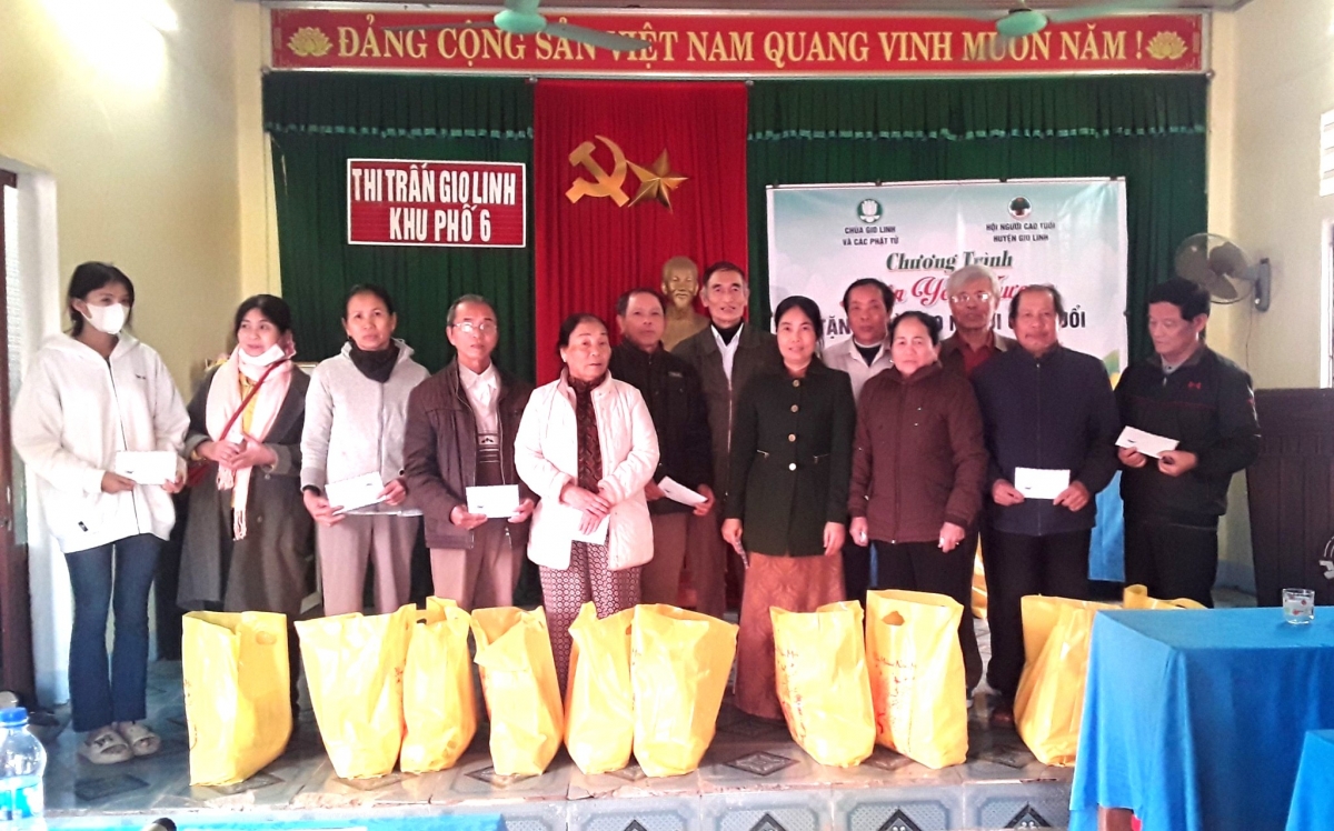 Chương trình Xuân yêu thương tặng quà NCT nghèo huyện Gio Linh, tỉnh Quảng Trị