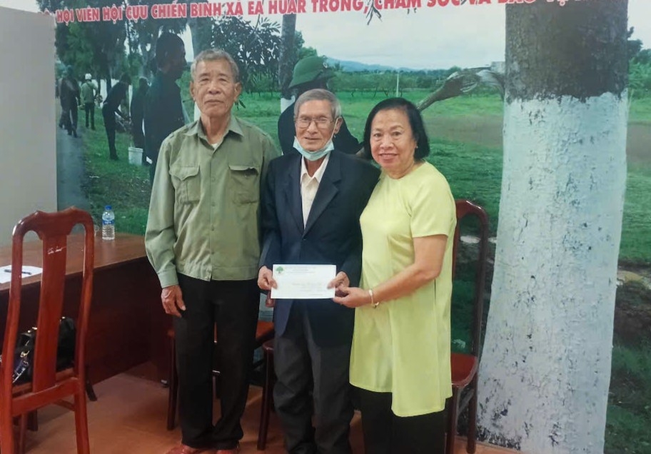 Trao quà cho NCT nghèo huyện Buôn Đôn, tỉnh Đắk Lắk nhân dịp Xuân mới Ất Tỵ 2025
