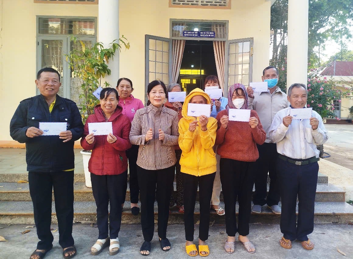 Trao quà của các nhà tài trợ cho NCT nghèo huyện Cư Mgar, tỉnh Đắk Lắk