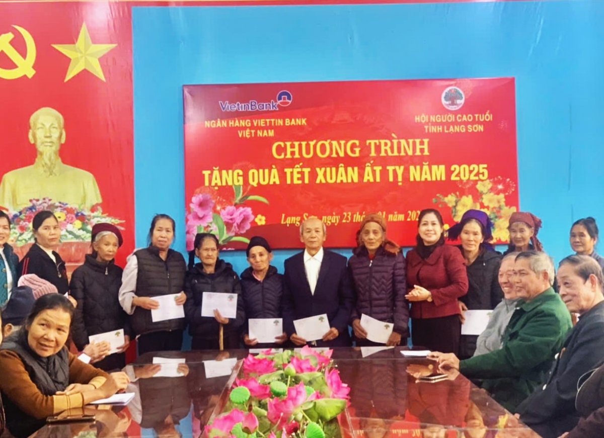 Trao quà của Ngân hàng VietinBank cho NCT hoàn cảnh khó khăn huyện Lộc Bình, tỉnh Lạng Sơn
