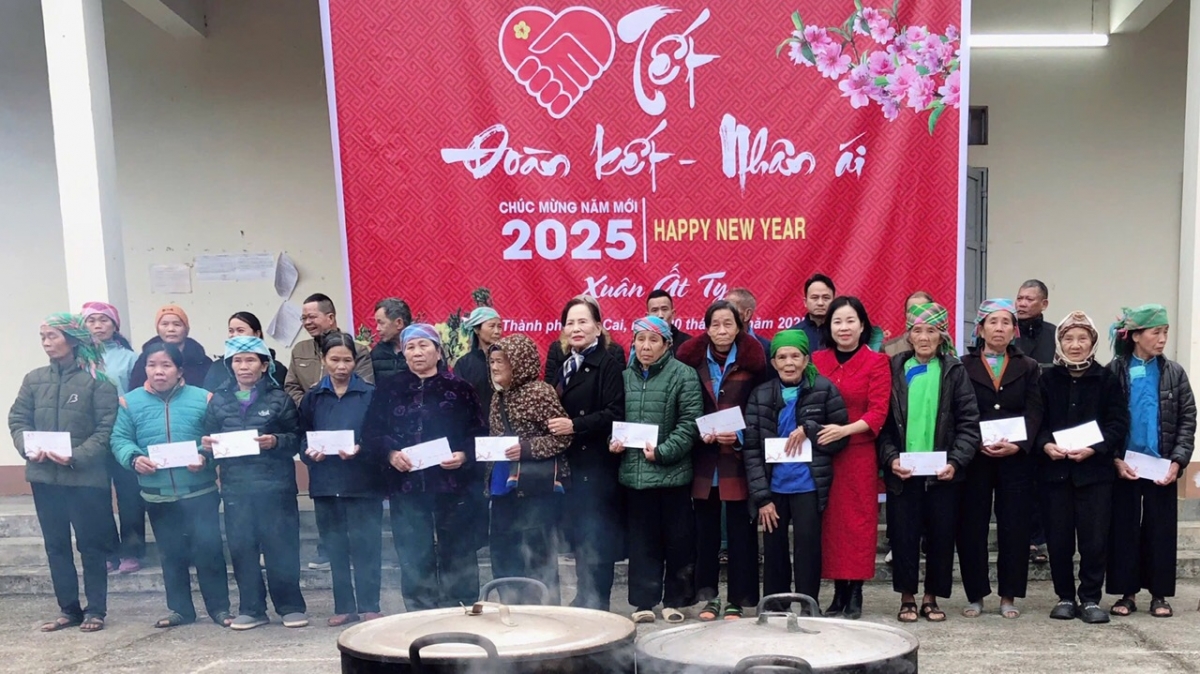 Trao quà của Quỹ Thiện Tâm, Tập đoàn Vingroup cho NCT nghèo xã Cốc San, TP Lào Cai, tỉnh Lào Cai