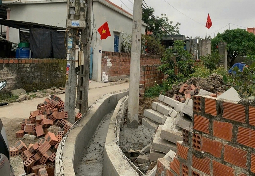       Nhiều gia đình ở  thôn 1 xã Liên Hòa tự nguyện hiến để địa phương mở rộng đường.