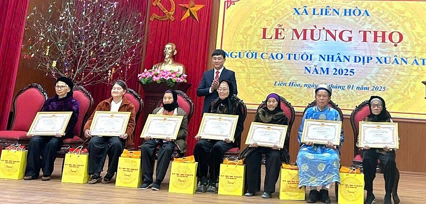  Ông Hoàng Văn Thanh, Phó Bí thư Đảng ủy, Chủ tịch UBND xã Liên Hòa trao bằng mừng thọ và quà cho các cụ thượng tuổi 80, 85, 90 nhân dịp chuẩn bị bước sang năm mới Xuân Ất Tỵ 2025.