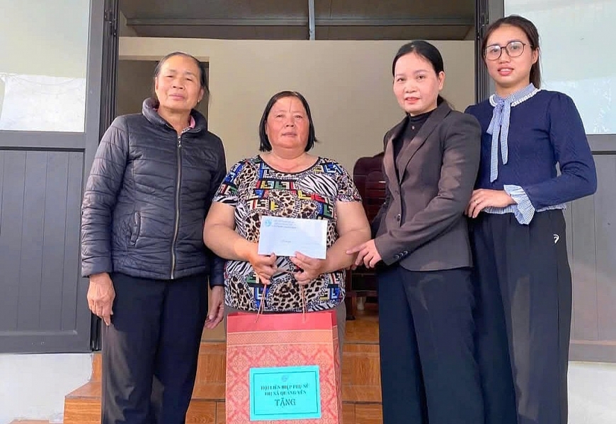 Hội Phụ nữ xã Liên Hòa thăm tặng quà hội viên có hoàn cảnh khó khăn trên địa bàn nhân dịp Tết  Ất Tỵ 2025.