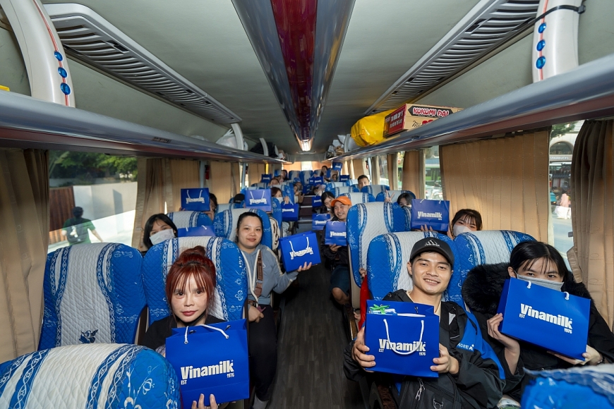 Theo đó, Vinamilk hỗ trợ với tổng giá trị tương đương hơn 400 triệu đồng, góp phần trao tặng 1.700 vé xe và 13.500 sản phẩm dinh dưỡng đến những công nhân có hoàn cảnh khó khăn, nhiều năm chưa được về quê đón Tết. Cùng với đó là hàng nghìn voucher “lì xì” đầu năm từ Vinamilk dành tặng cho 500 công nhân ở lại TP.HCM trong dịp này.