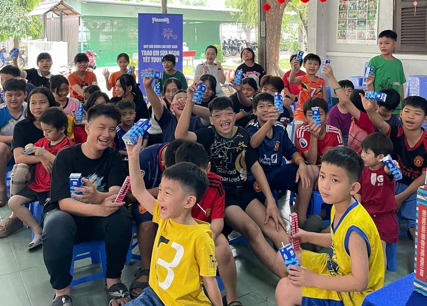 Tiếp đó, ngày 25/1, hơn 120 em nhỏ Làng trẻ em SOS Gò Vấp, một trong 2 làng SOS đầu tiên tại Việt Nam, cũng đã nhận các phần quà Tết đến từ chương trình Quỹ sữa Vươn cao Việt Nam. Không riêng tại đây, gần 1.000 phần quà Tết tương đương 13.100 hộp sữa tươi Vinamilk 100%, cũng được trao đến các bé đang được nuôi dưỡng, học tập tại tất cả 17 làng trẻ em SOS trên cả nước