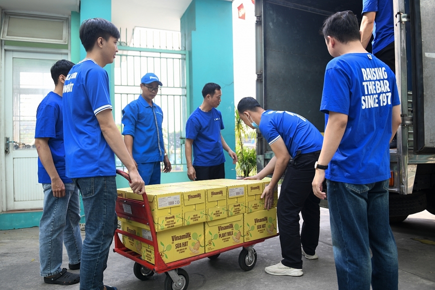 Hàng nghìn phần quà là những hộp sữa thơm ngon đã được trao đến với các em nhỏ tại TP.HCM, Ðiện Biên, Hà Nội, Phú Thọ, Hải Phòng, Thái Bình, Thanh Hóa, Nghệ An, Quảng Bình, Huế, Ðà Nẵng, Bình Ðịnh, Gia Lai, Khánh Hòa, Lâm Ðồng, Bến Tre, Cà Mau trong những ngày cận Tết.