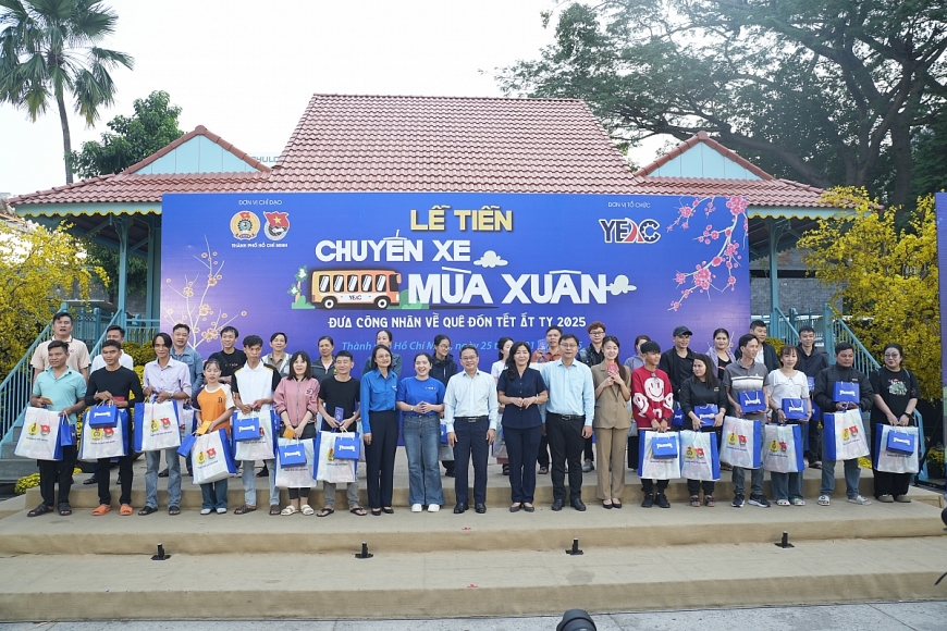 Dịp Tết Ất Tỵ 2025, Vinamilk còn đồng hành với chương trình Chuyến xe mùa xuân - đưa 1.700 công nhân về quê đón Tết Ất Tỵ 2025 do Thành Đoàn và Liên đoàn Lao động TP.HCM tổ chức