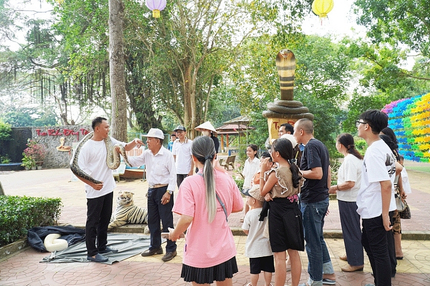Du khách đến với Trại rắn Đồng Tâm.
