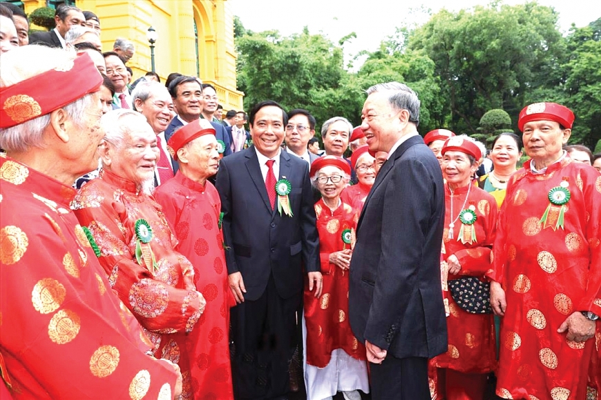 Chủ tịch nước Tô Lâm với người cao tuổi tiêu biểu.
