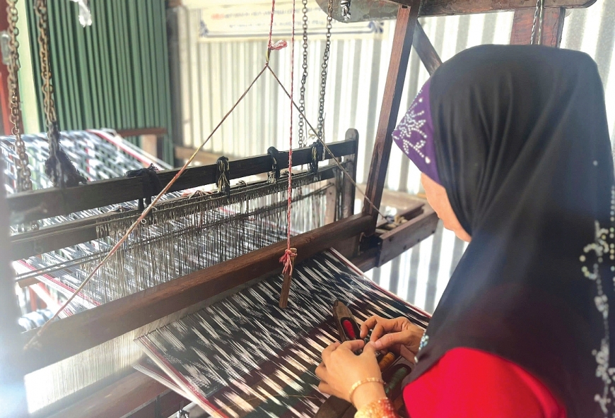 Phụ nữ Chăm bên khung cửi.