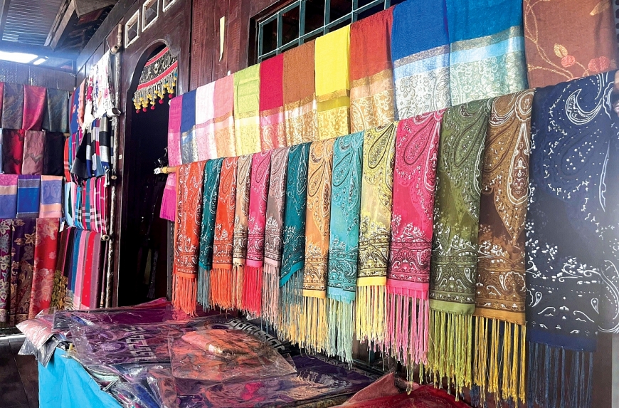 Những chiếc khăn được dệt bằng tay kĩ càng, đẹp đẽ