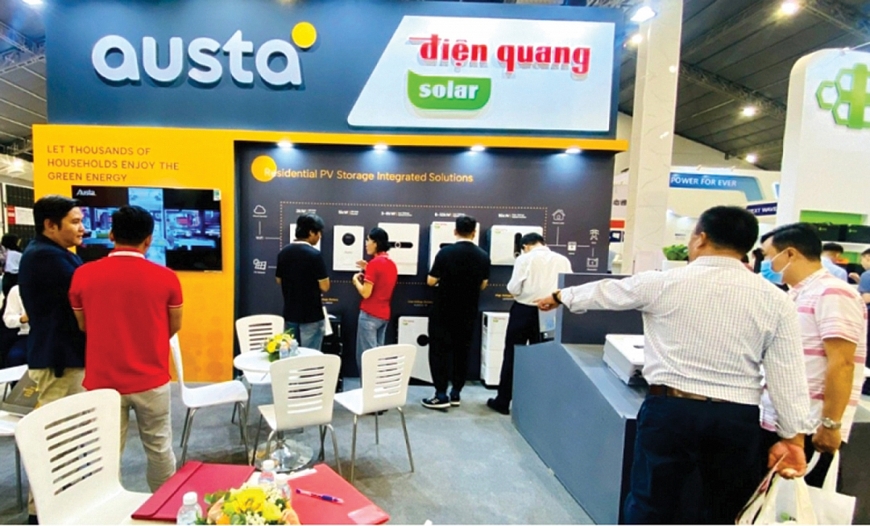 Khách hàng tham quan gian hàng của Điện Quang.