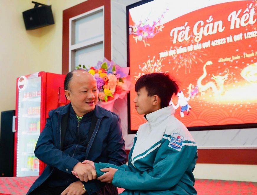 Với cái bắt tay thật chặt, “người con” này đã hứa với “người cha” sẽ quyết tâm học tập, rèn luyện tốt. 