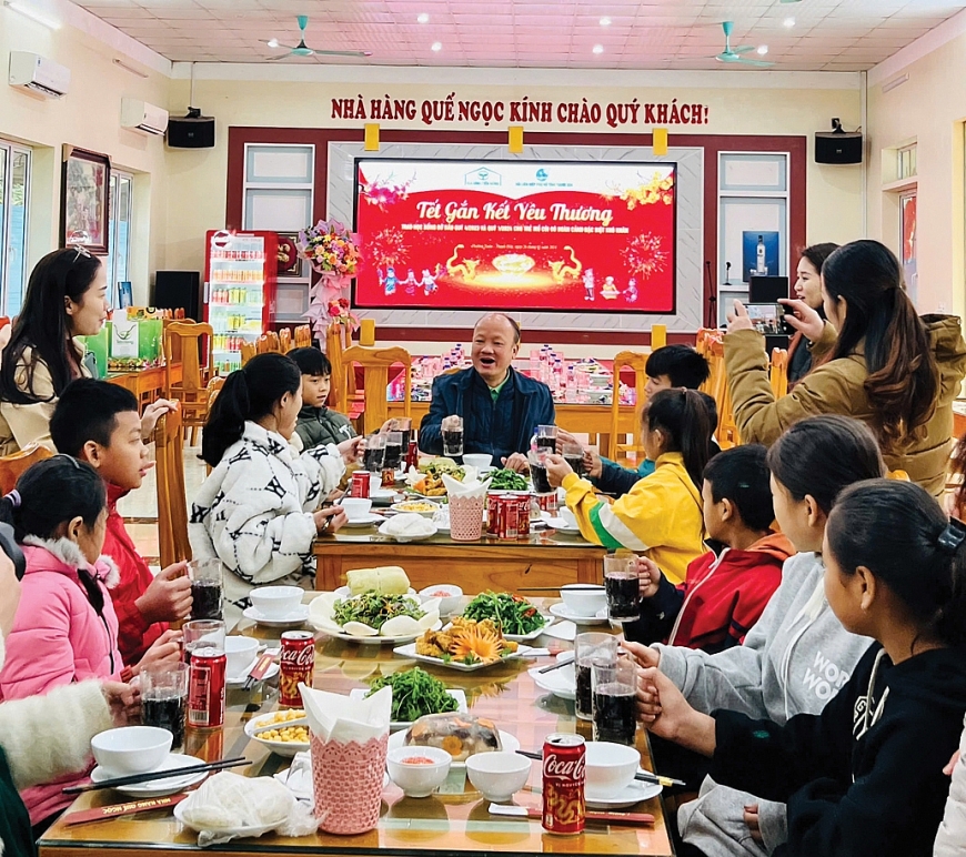 Bữa cơm sum họp là sự quan tâm, tình yêu thương mà “Gia đình Tiến Nông” dành cho “các con” mỗi dịp Xuân về.