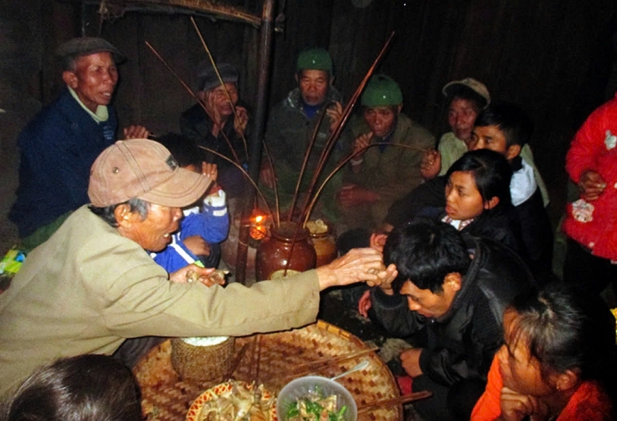 Rượu cần là thứ không thể thiếu trong những dịp quan trọng này.