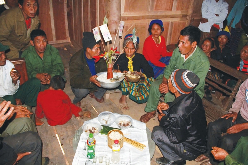 Nghi thức trong lễ tết của người Khơ Mú vẫn được lưu truyền đến  ngày hôm nay. - Người Khơ Mú cầu cho mưa thuận gió hòa, làm ăn gặp may mắn. - Rượu cần là thứ không thể thiếu trong những dịp quan trọng này.