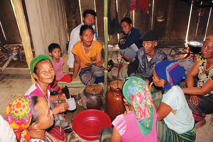 Người Khơ Mú cầu cho mưa thuận gió hòa, làm ăn gặp may mắn.