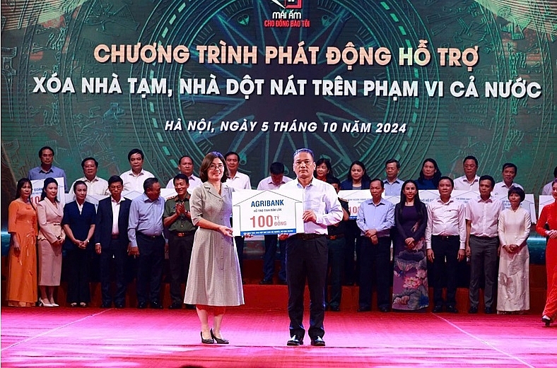 Đại diện Ngân hàng Nông nghiệp và Phát triển nông thôn Việt Nam trao 100 tỉ đồng hỗ trợ xóa nhà tạm, nhà dột nát trên địa bàn tỉnh Đắk Lắk.