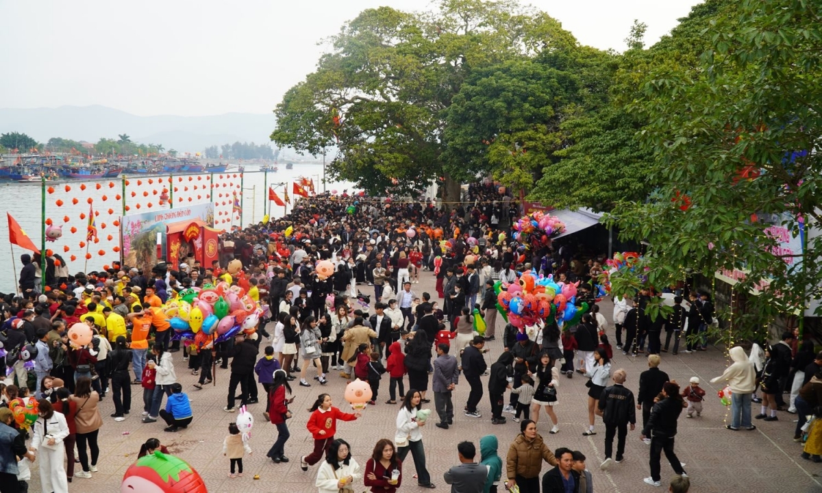 Đền Cờn thu hút đông đảo Du khách trẩy hội đầu năm