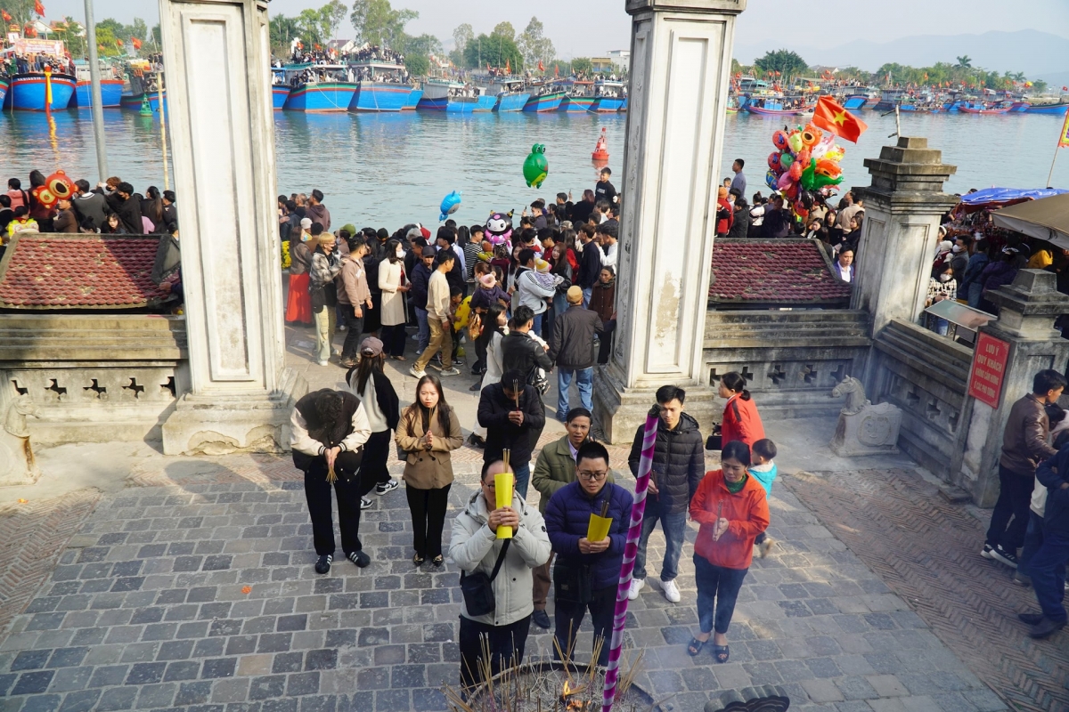 Đền Cờn thu hút đông đảo Du khách trẩy hội đầu năm
