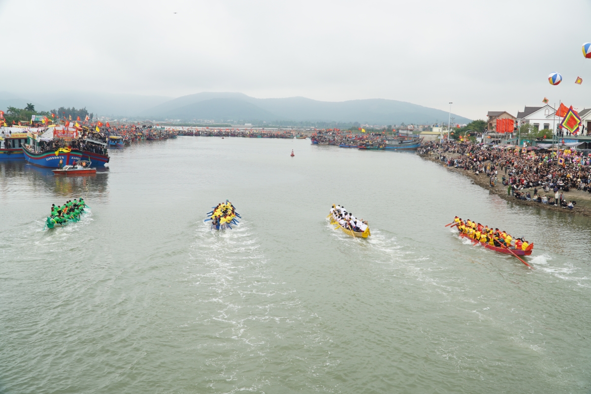 Đền Cờn thu hút đông đảo Du khách trẩy hội đầu năm