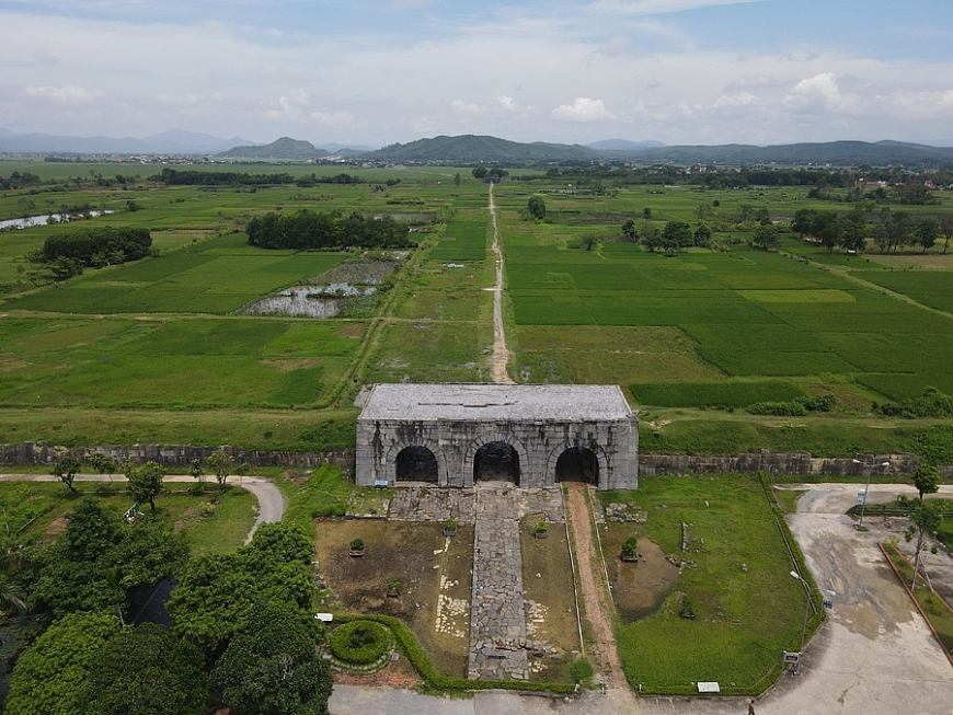 Hai cây thị cổ ở Di sản Thành nhà Hồ được ví như ‘biểu tượng’ của làng