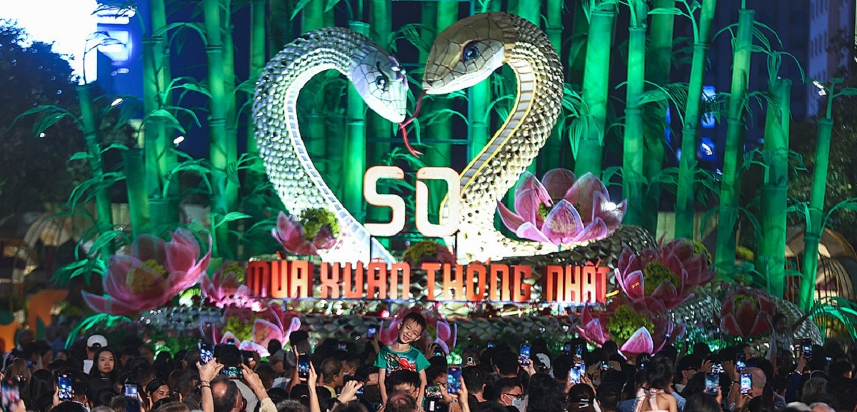 Linh vật rắn ở đường hoa Nguyễn Huệ giữ lại hết tháng 2