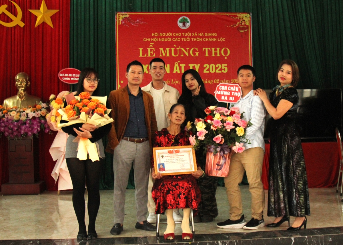 Con cháu tặng hoa chúc mừng ông bà, bố mẹ được mừng thọ