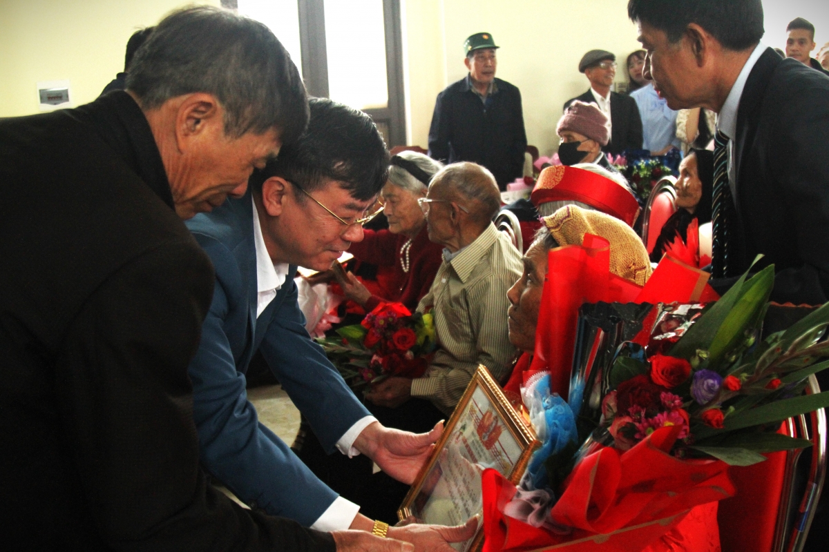 Lãnh đạo xã Hà Giang và thôn Chánh Lộc trao quà và Bằng mừng thọ cho NCT