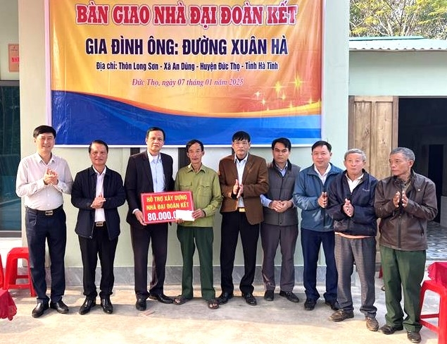Lãnh đạo huyện Đức Thọ và Hội NCT bàn giao tiền hỗ trợ xây nhà cho gia đình ông Đường Xuân Hà