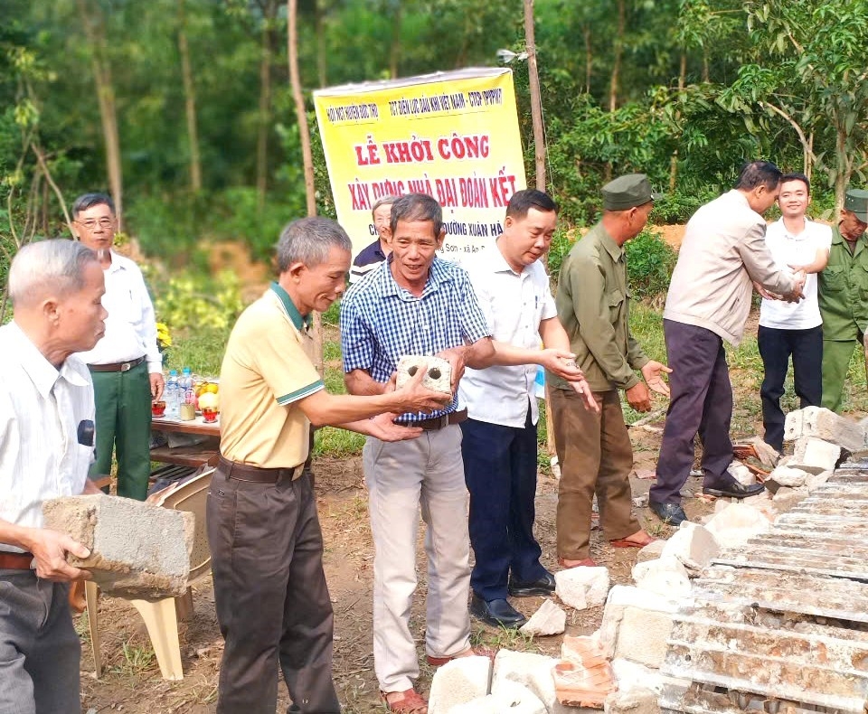 NCT thôn Long Sơn, xã An Dũng góp công, góp sức làm nhà Đại đoàn kết tặng ông Đường Xuân Hà