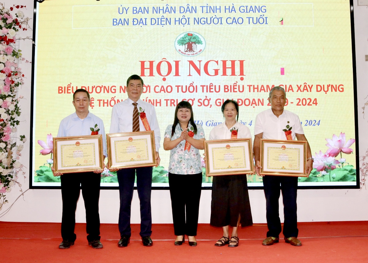 Người cao tuổi chung tay giữ gìn bản sắc văn hóa dân tộc