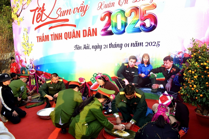 Bộ đội Biên phòng và Công an huyện Tiên Yên gói bánh chưng tặng các hộ khó khăn.