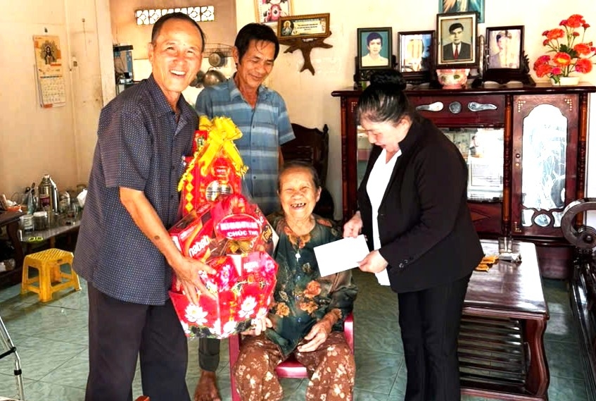 Tặng quà mừng thọ NCT xã Suối Nghệ