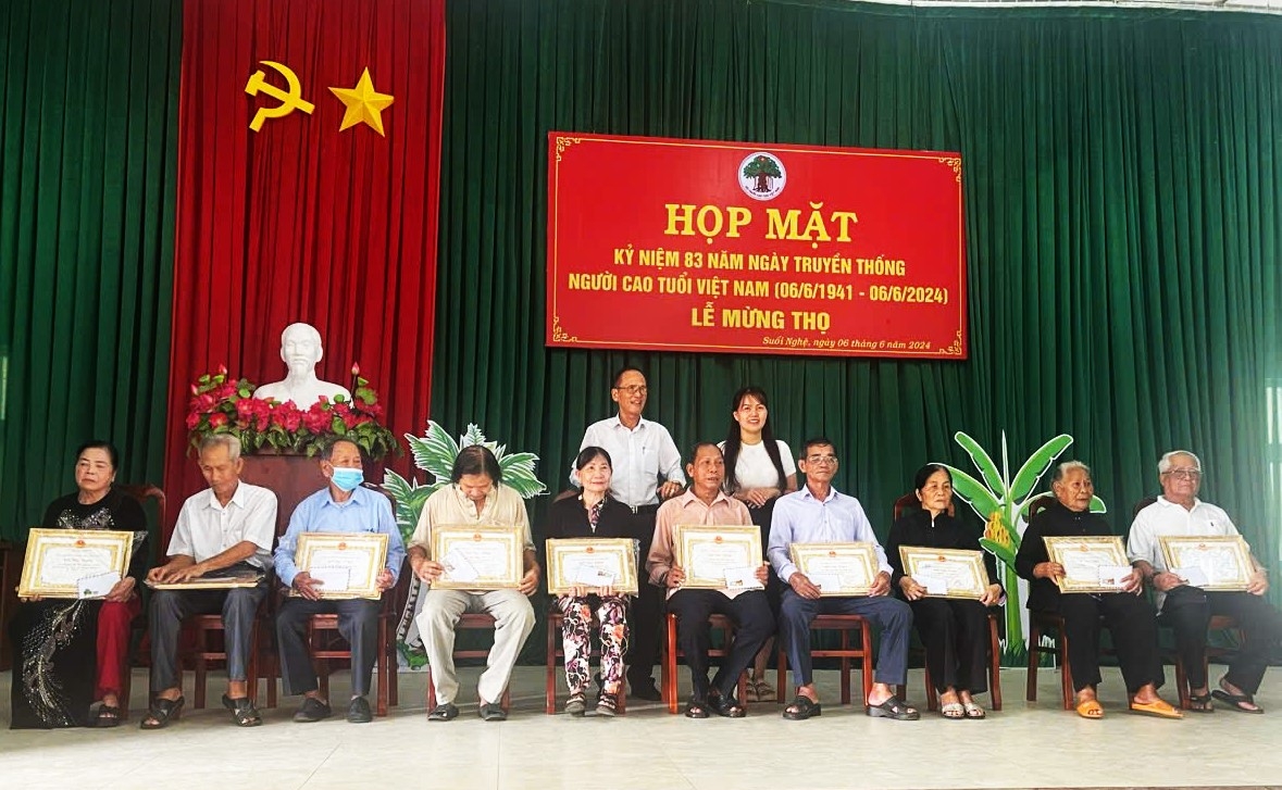 Ông Nguyễn Phi Trường cùng lãnh đạo địa phương tặng quà mừng thọ NCT xã Suối Nghệ, huyện Châu Đức, tỉnh Bà Rịa - Vũng Tàu