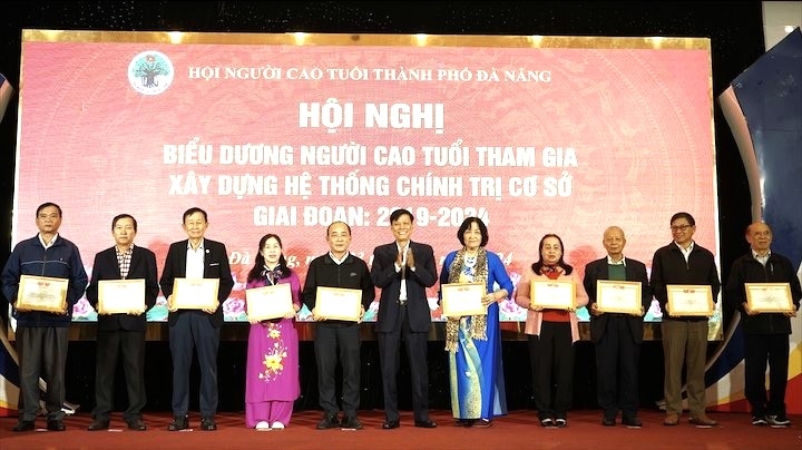 Chủ tịch Hội NCT TP Đà Nẵng Phạm Quý trao Giấy khen tôn vinh NCT tiêu biểu tham gia xây dựng hệ thống chính trị cơ sở giai đoạn 2019-2024