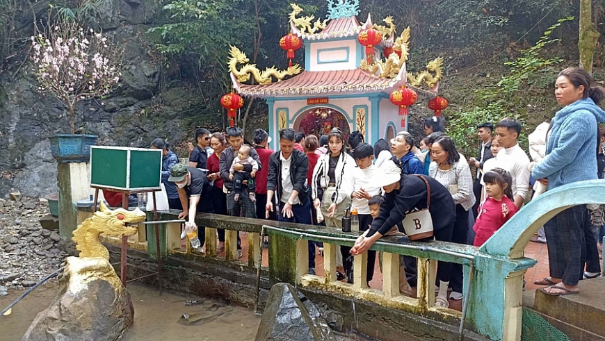 Phủ Na nườm nượp du khách ngày đầu Xuân