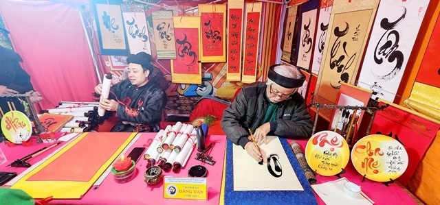 Hàng ngàn du khách thập phương về dâng hương lễ hội Am Tiên