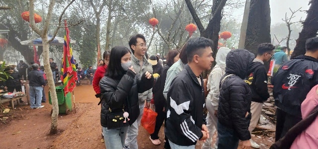 Hàng ngàn du khách thập phương về dâng hương lễ hội Am Tiên