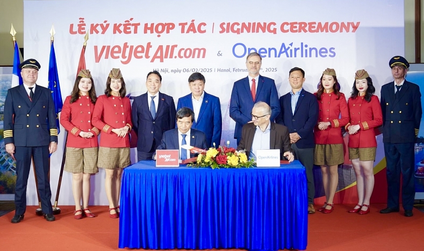 Phó Tổng giám đốc Vietjet Nguyễn Đức Thịnh (trái) và CEO OpenAirlines Alexandre Feray (phải) ký kết thoả thuận chiến lược triển khai ứng dụng SkyBreathe® tối ưu nhiên liệu bay, giảm xả thải CO2