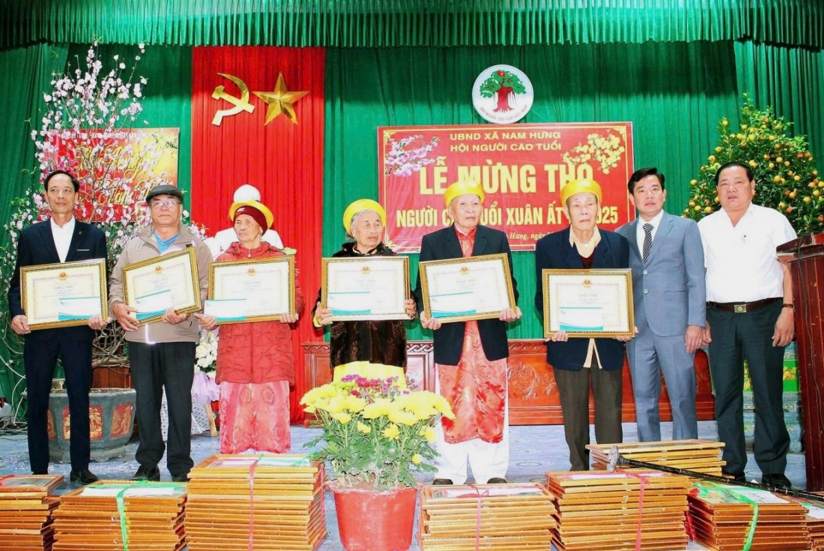 Trao Bằng mừng thọ NCT xã Nam Hưng, huyện Tiền Hải, tỉnh Thái Bình